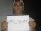 Frank Cuesta sostiene una pancarta con el hashtag de apoyo a su esposa, #FreeYuyee.