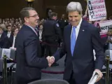 El secretario de Estado de EE UU, John Kerry (dcha.), saluda al secretario de Defensa estadounidense Ashton Carter, al inicio de la audiencia del Comité de Exteriores del Senado, en el Capitolio de Washington.