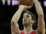 Pau Gasol, lanzando un tiro libre.