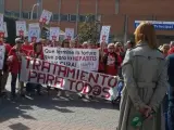 Los manifestantes, a las puertas del Severo Ochoa, este jueves