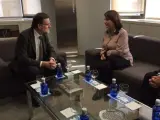 El presidente del Gobierno, Mariano Rajoy, conversando con Mitzy Capriles, esposa del alcalde de Caracas, Antonio Ledezma.