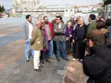 Francisco Cuenca junto a vecinos del botellódromo