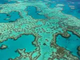 Fotografía facilitada por la Autoridad del Parque Marino de la Gran Barrera de Coral, de una vista aérea del parque, situado frente a la costa noreste de Australia.