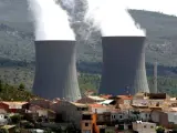 Fotografía de archivo de las torres de refrigeración de la central nuclear de Cofrentes que emergen tras el pueblo.