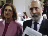 La alcaldesa de Madrid, Ana Botella, junto a Francisco Etxebarria, el forense y director del Proyecto de Investigación sobre el lugar de enterramiento de Miguel de Cervantes, momentos antes de presentar el informe.