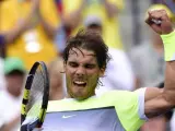 El tenista español Rafael Nadal devuelve una bola al francés Gilles Simon durante su enfrentamiento en el Masters 1000 de Indian Wells de 2015.