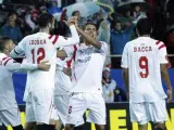 Los jugadores del Sevilla celebran el primer gol del equipo sevillista