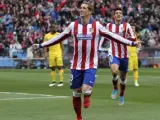 El delantero del Atlético de Madrid Fernando Torres celebra la consecución del primer gol de su equipo ante el Getafe.