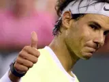 Rafa Nadal levanta el pulgar en el partido de segunda ronda de Indians Wells (marzo de 2015).