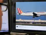 Una persona mira en la pantalla de su ordenador la página de Flightradar24 en la que se muestra un Airbus A320, similar al de la compañía Germanwings (la compañía de bajo coste de Lufthansa), en el viajaban 148 personas, entre pasajeros y tripulantes que se ha estrellado en los Alpes Haute Provence, en el sur de Francia y que despegó del aeropuerto de Barcelona con destino a Dusseldorf.