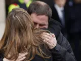 El líder de ERC, Oriol Junqueras, se abraza con la presidenta del PPC, Alicia Sánchez-Camacho, tras el minuto de silencio en recuerdo de las víctimas del accidente de avión en los Alpes, en el que ha muerto la esposa del jefe de gabinete del republicano.