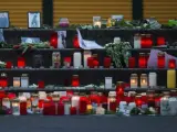 Vista de las flores y velas depositadas en memoria de los pasajeros en el avión siniestrado en los Alpes franceses.