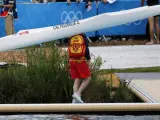 El español David Cal carga su canoa tras su participación en las pruebas de 1000 metros, C1, de piragüismo de los Juegos Olímpicos de 2012, en Eton Dorney, Reino Unido. Cal ha pasado a la final.