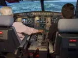 Fotografía facilitada por la compañía Airbus que muestra a un piloto y un copiloto en el simulador de un A320.