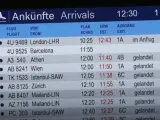Panel del aeropuerto de Düsseldorf (Alemania) donde se anuncia el vuelo de Germanwings, procedente de Barcelona, que se ha estrellado este martes en los Alpes franceses. En el avión viajaban 150 personas. No hay supervivientes.
