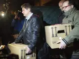 La policía alemana retira varias cajas y bolsas de las casas del copiloto Andreas Lubitz.