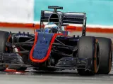 El piloto español de Fórmula uno Fernando Alonso, de McLaren, dirige su monoplaza durante la sesión de entrenamientos para el Gran Premio de Malasia.