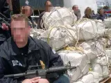 Agentes de la DEA posan junto a un alijo de droga, en una imagen de archivo.