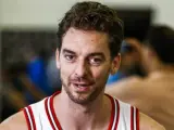 Pau Gasol con la camiseta de Chicago Bulls atendiendo a los medios de comunicación.