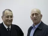 El ex primer ministro israelí Ehud Olmert y su abogado, Eli Zohar, asisten a los juzgados de Jerusalén a la espera de su veredicto