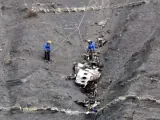 Miembros de los equipos de rescate recuperan partes del avión de Germanwings que se estrelló en Seyne-les-Alps (Francia).