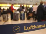 Pasajeros ante los mostradores de facturación de Lufthansa en el aeropuerto de Hamburgo.