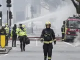 Efectivos del cuerpo de bomberos intentan sofocar un incendio en el céntrico barrio de Holborn, en Londres.