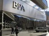 La sede del gobierno de Andorra reflejada en la fachada de la sede principal de Banca Privada de Andorra (BPA), una de las cinco entidades bancarias del Principado.