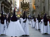 La Procesión de Nuestro Padre Jesús de la Salud, conocido como de Los Gitanos, tras salir de la iglesia de Nuestra Señora del Carmen, en Madrid.