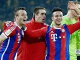 El centrocampista español del Bayern de Múnich Thiago Alcántara (alzando el brazo) celebra la victoria de su equipo ante el Borussia de Dortmund.