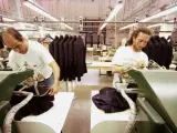 Trabajadores de una empresa textil en su taller.