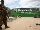 Un soldado custodia un autobús tras la matanza en la Universidad de la Garissa (Kenia)