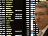 Un hombre pasa por delante de un panel de vuelos del aeropuerto de El Prat de Barcelona.