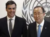 Pedro Sánchez posa con Ban Ki-Moon en la sede de las Naciones Unidas en Nueva York.