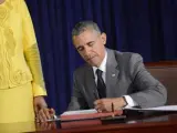 El presidente de Estados Unidos, Barack Obama (d) junto a la primera ministra de Jamaica, Portia Simpson-Miller