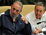 El expresidente cubano Fidel Castro (i), y el actual mandatario, Raúl Castro (d), durante la clausura del VI Congreso del Partido Comunista de Cuba en La Habana, el 19 de abril de 2011.