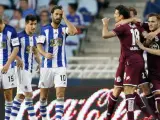 Los jugadores del Deportivo celebran el gol del empate ante la decepción de los de la Real Sociedad.
