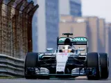 El piloto británico de Fórmula 1 Lewis Hamilton, de Mercedes AMG, dirige su monoplaza durante los entrenamientos en el circuito internacional de Shanghái en China.