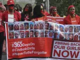 Nigerianos se manifiestan durante el primer aniversario del secuestro de un grupo de niñas en una escuela de Chibok, en Abuja (Nigeria).