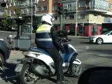 Operario del Servicio de Estacionamiento Regulado (SER) de Madrid conduciendo una de las motocicletas dotadas con cámara para multar a los usuarios que no pongan el tique a la hora de aparcar en la calle.