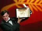 Gus Van Sant, recibiendo la Palma de Oro de Cannes por 'Elephant'.