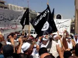 Manifestantes con la bandera del Estado Islámico.