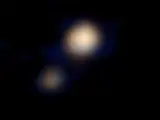 Primera imagen en color del planeta enano Plutón y su luna más grande, Caronte.