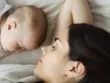 Una madre observa a su bebé durmiendo.