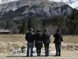 Familiares de las víctimas del accidente de avión se acercan al monumento en su memoria en Le Vernet (Francia).