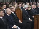El Ministro del Interior español, Jorge Fernandez Díaz (2-i), y el ministro de Estado francés, Alain Vidalies (i), asisten al funeral de estado en memoria de las víctimas de Germanwings celebrado en la catedral de Colonia, Alemania.