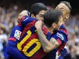 Suárez, Messi y Neymar se abrazan tras un gol del uruguayo ante el Valencia.