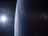 Imagen tomada desde la Estación Espacial Internacional que muestra el atardecer sobre el Golfo de México. La fotografía fue tomada por el astronauta Terry W. Virts, miembro de la Expedición 42 en la EEI. La Estación Espacial Internacional está situada a 431 km de altitud y completa una vuelta completa a la Tierra cada 92 minutos, ya que viaja a 28.164 Km/ h. Los astronautas que viajan en ella contemplan 16 puestas de sol y 16 ameneceres cada día.