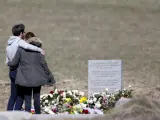 Familiares de las víctimas visitan el monolito en homenaje a los fallecidos del avión de Germanwings, una semana después de estrellarse en Seyne-les-Alpes, Francia.