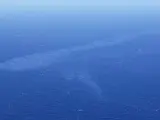 Fotografía facilitada por Salvamento Marítimo, tomada desde el avión Sasemar 101, de la mancha de fuel en la zona del hudimiento del pesquero ruso 'Oleg Naydenov', en la costa sur de Gran Canarias.